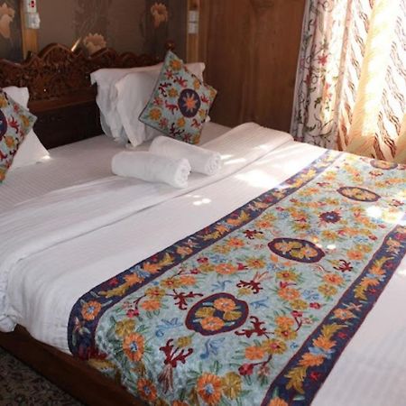Young Bombay Premium Heritage Houseboat Srīnagar 外观 照片