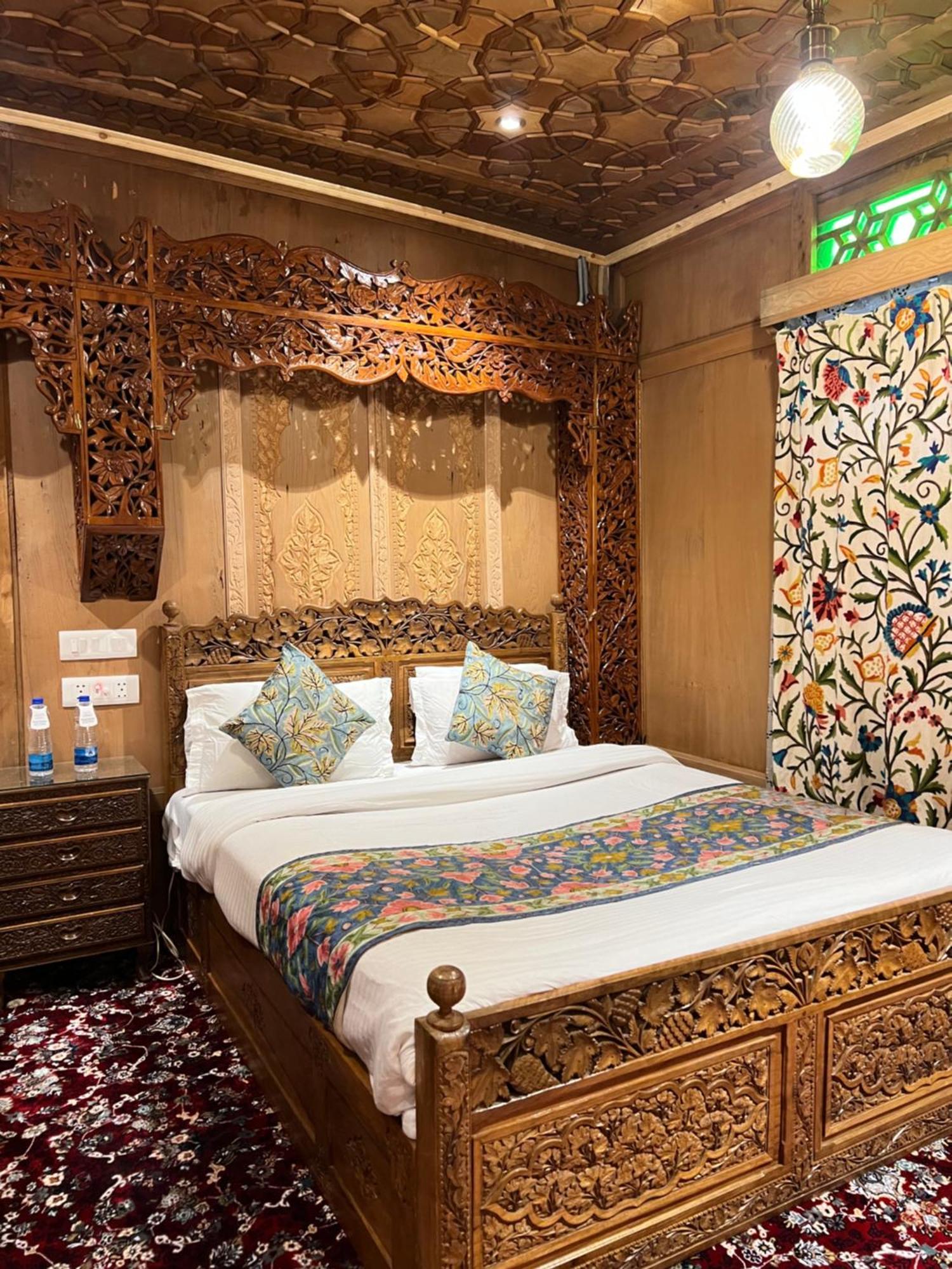 Young Bombay Premium Heritage Houseboat Srīnagar 外观 照片