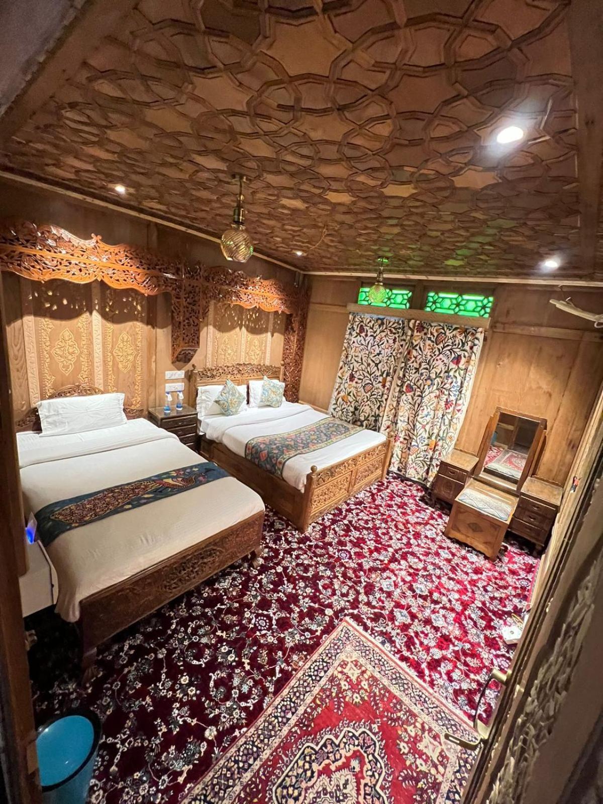 Young Bombay Premium Heritage Houseboat Srīnagar 外观 照片