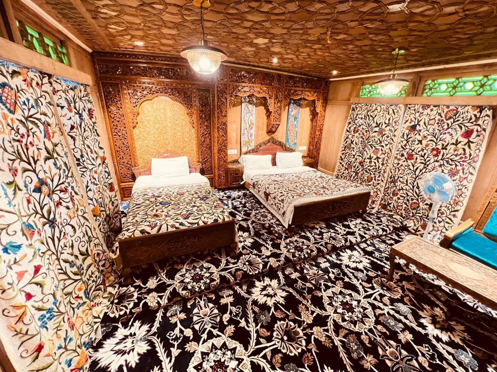 Young Bombay Premium Heritage Houseboat Srīnagar 外观 照片