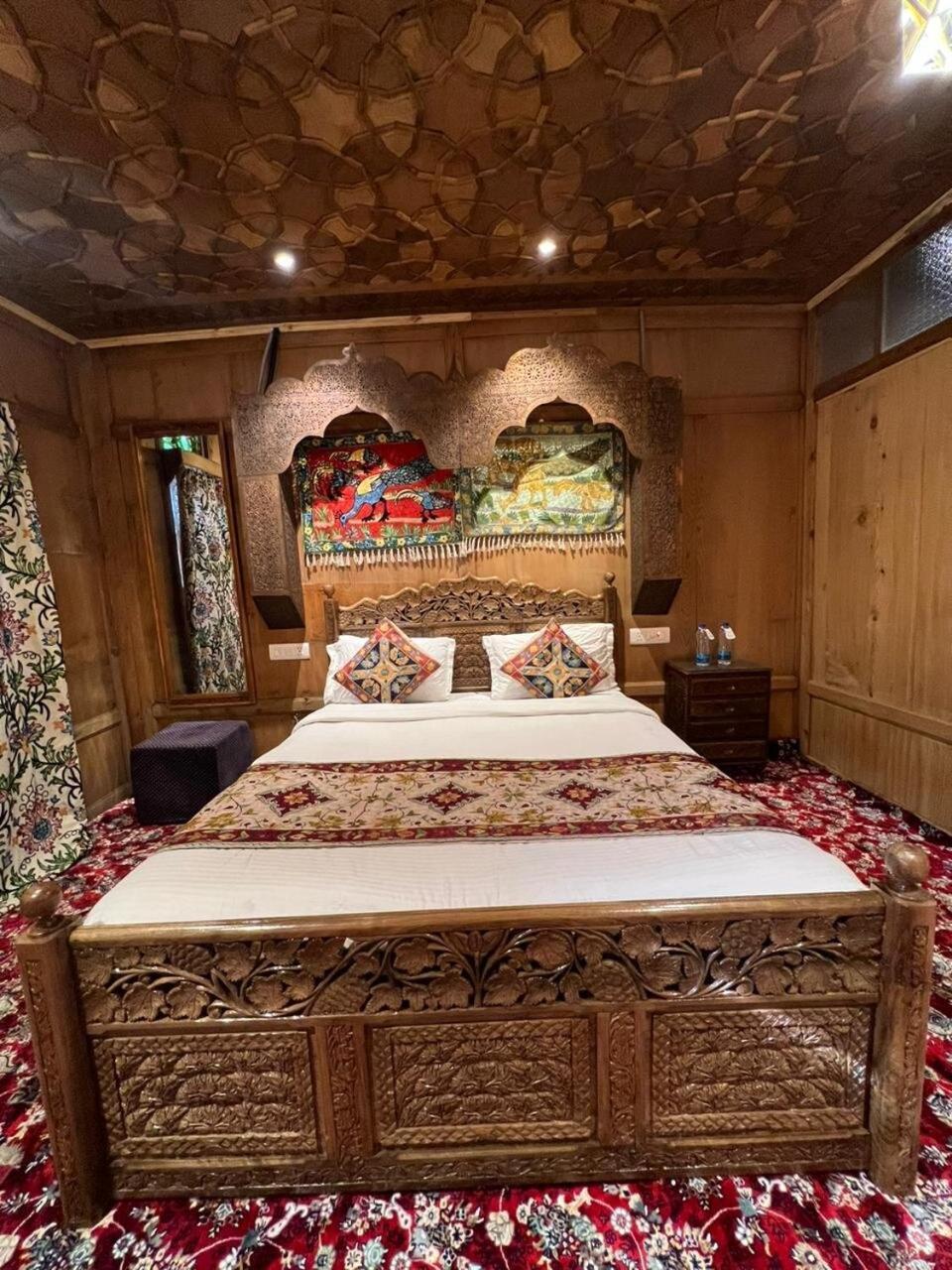 Young Bombay Premium Heritage Houseboat Srīnagar 外观 照片