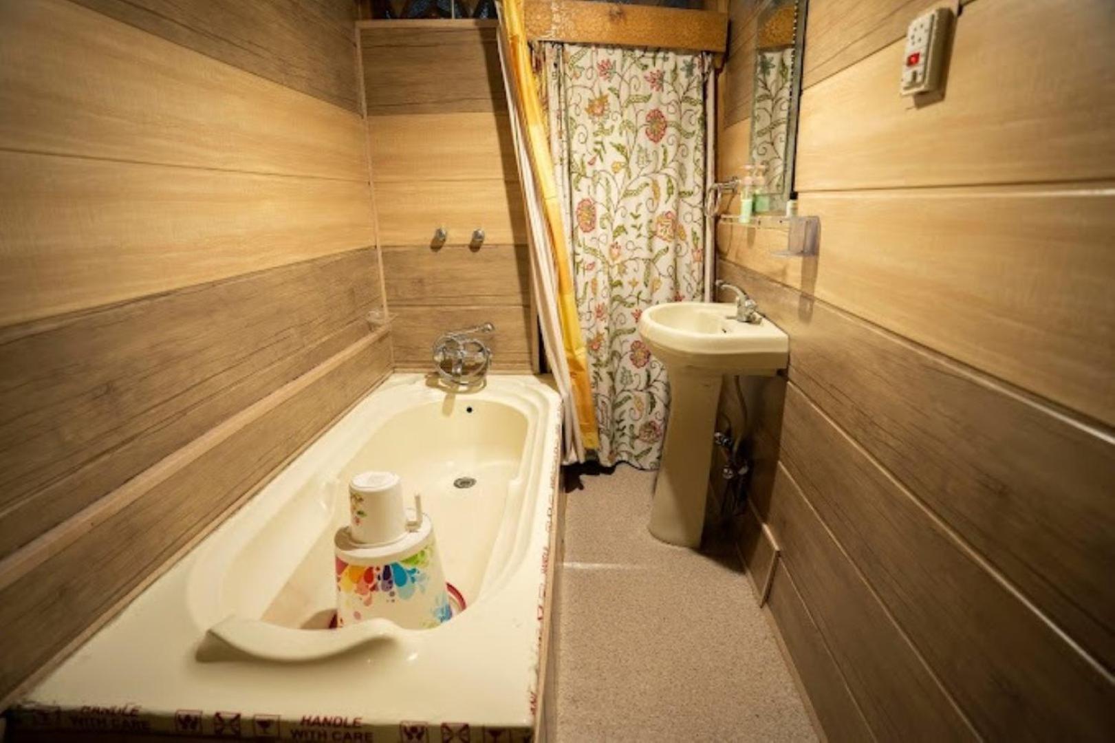 Young Bombay Premium Heritage Houseboat Srīnagar 外观 照片